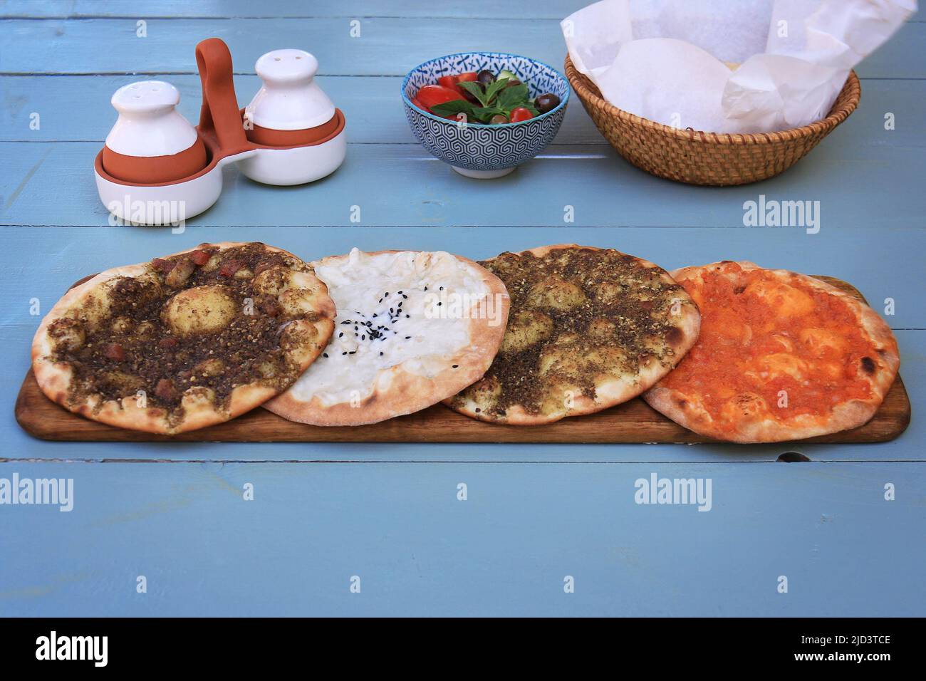 Ein Set aus libanesischem Maouajanet oder Manaqish, Zaatar, Käse und lahm b Ajin. Stockfoto