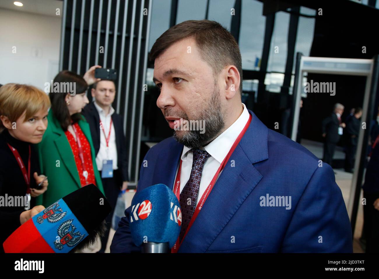 Sankt Petersburg, Russland. 17.. Juni 2022. Denis Pushilin, Leiter der Volksrepublik Donezk, DNR, kurz vor der Sitzung „Getting a Visa to the Land of Opportunity“ im Rahmen des St. Petersburg International Economic Forum 2022 (SPIEF 2022). Kredit: SOPA Images Limited/Alamy Live Nachrichten Stockfoto