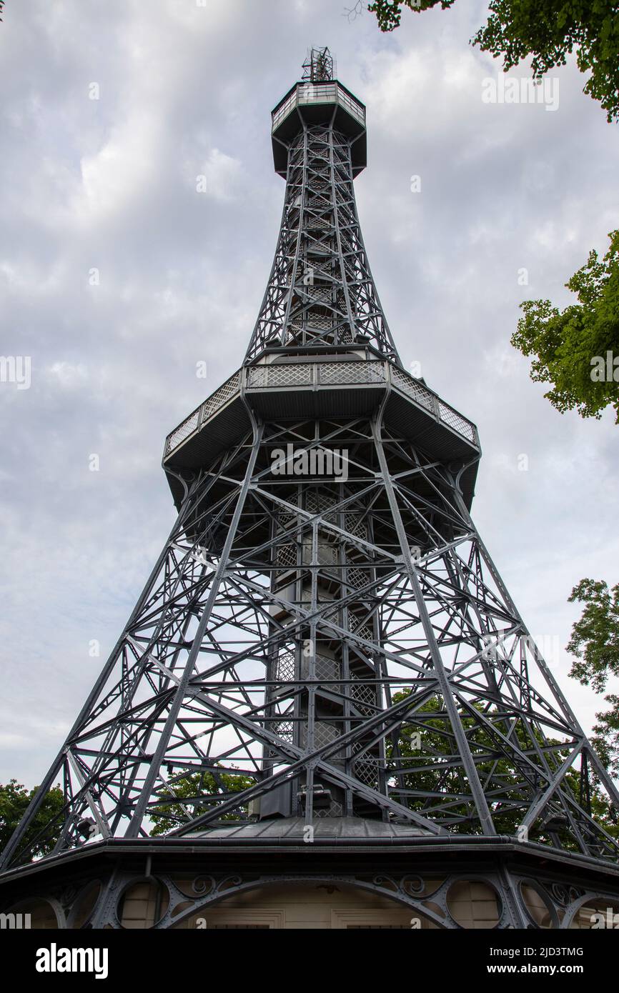 Der Aussichtsturm Petrin ist ein 63,5 Meter hoher Stahlgerüstturm auf dem Petrin-Hügel in Prag, der 1891 erbaut wurde. Stockfoto