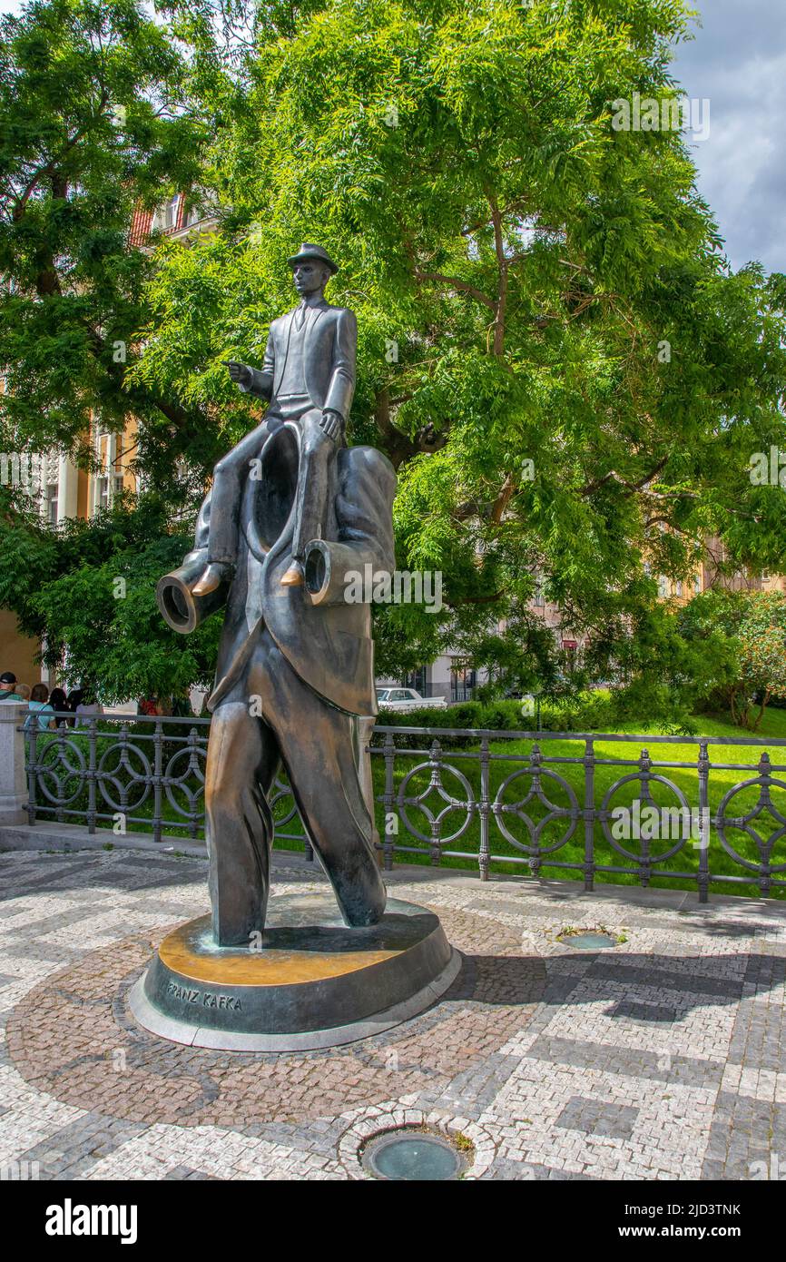 Im Dezember 2003 wurde in der Vezenska-Straße im jüdischen Viertel von Prag, Tschechien, eine Statue von Franz Kafka des Künstlers Jaroslav Rona aufgestellt. Stockfoto