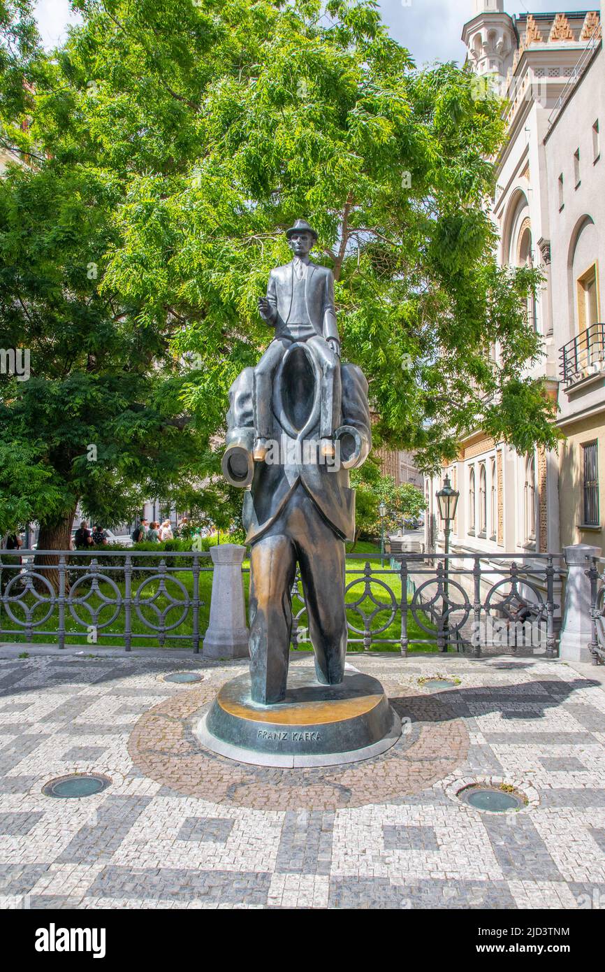 Im Dezember 2003 wurde in der Vezenska-Straße im jüdischen Viertel von Prag, Tschechien, eine Statue von Franz Kafka des Künstlers Jaroslav Rona aufgestellt. Stockfoto