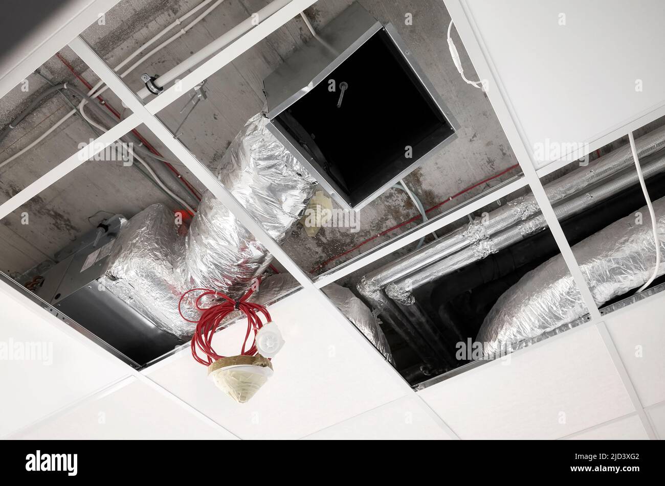 Belüftungssystem in abgehängter Decke während der Renovierung. Stockfoto