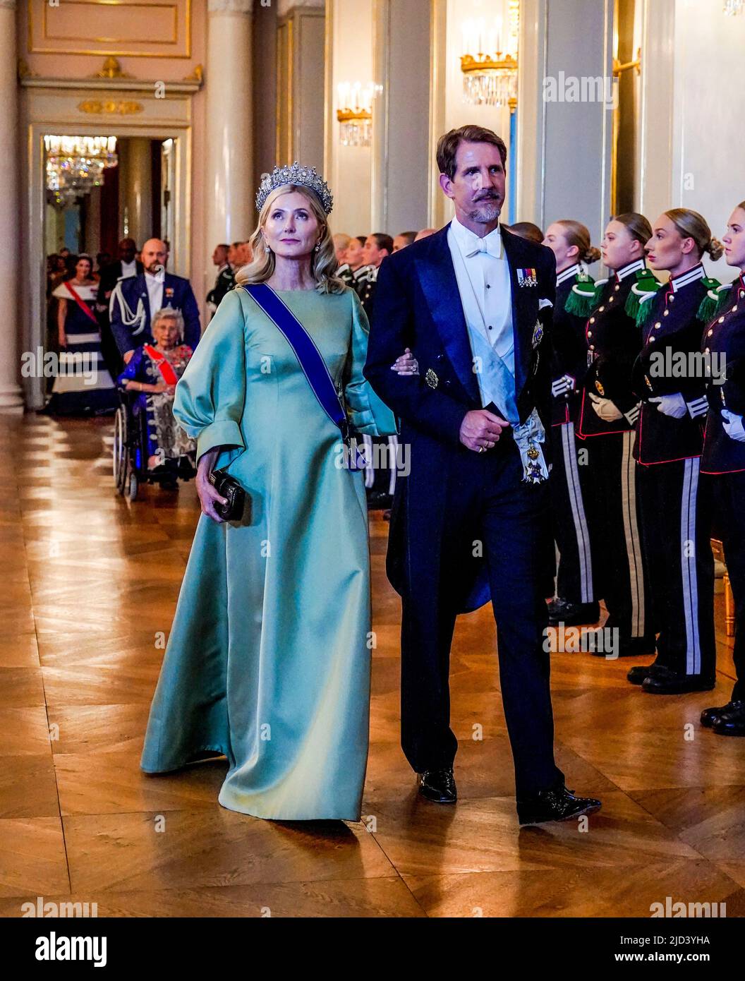 Oslo 20220617.seine Königliche Hoheit Kronprinz Pavlos und ihre Königliche Hoheit Prinzessin Marie Chantal gehen in Prozession durch große Bankettsäle zum Galadiner für Prinzessin Ingrid Alexandra am Freitag im Schloss in Oslo. Prinzessin Ingrid Alexandra wurde am 21. Januar 2022 18 Jahre alt. Aufgrund der Infektionslage und der Einschränkungen der Koronargefäße wurden die Markierungen des Autoritätstages auf den Juni verschoben. Foto: Lise Åserud / NTB undefiniert Stockfoto