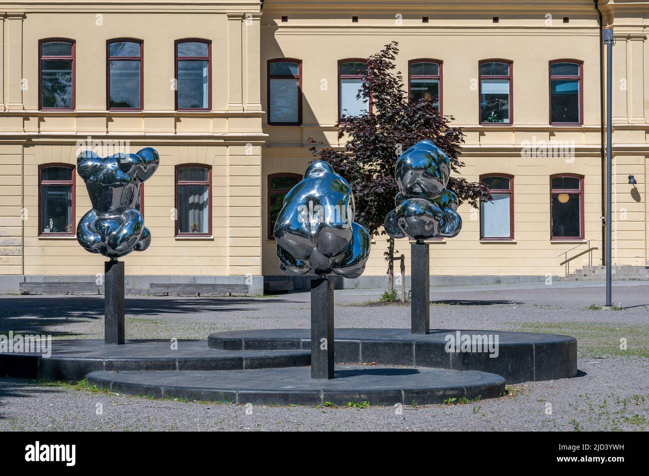 „Reflexion über die Gegenwart der Zeit“ – eine Metallskulptur von Maria Miesenberger aus dem Jahr 2016 auf einem Schulhof vor Kristinaskolan in Norrköping Stockfoto