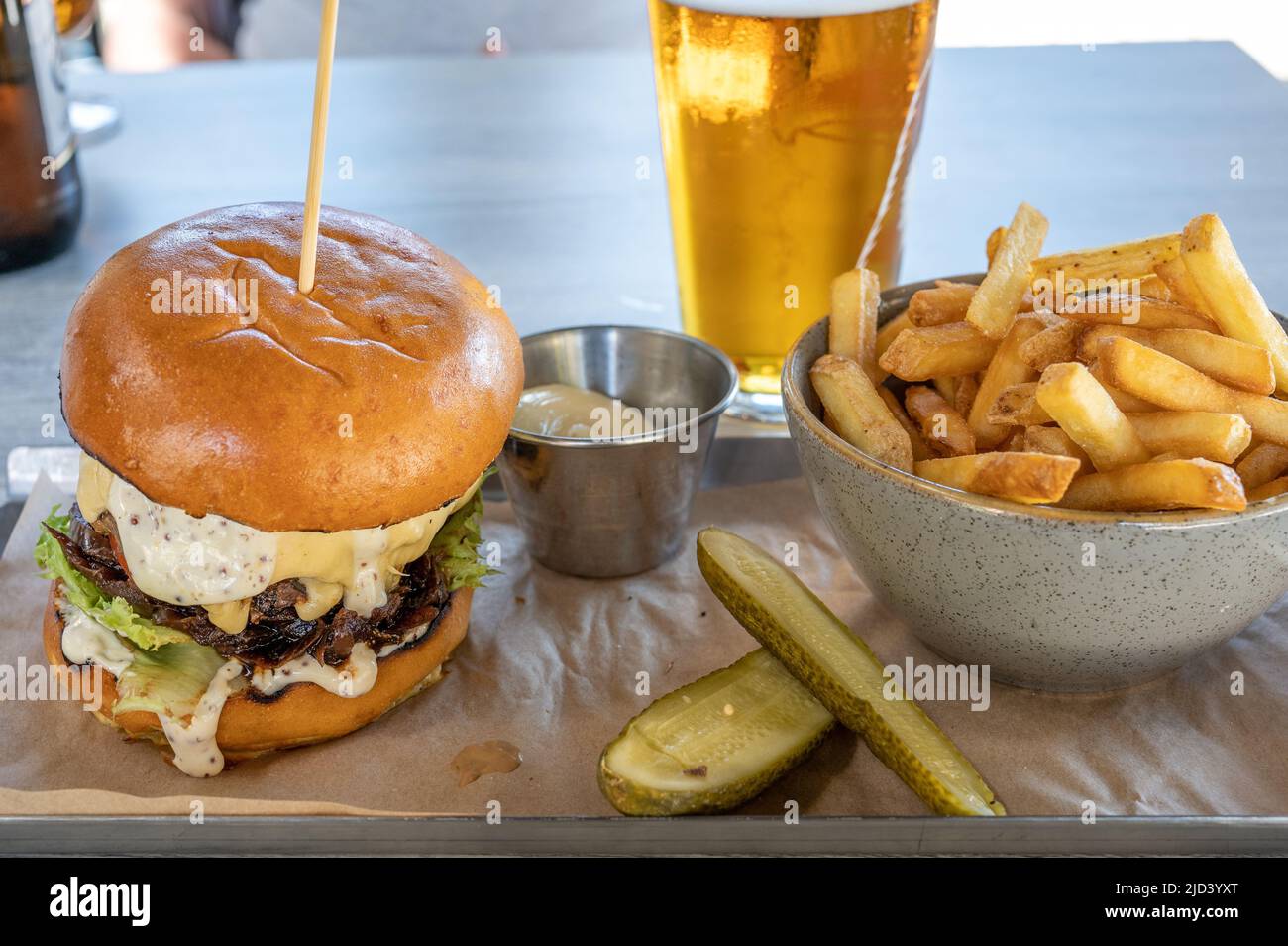 Hamburger-Gerichte werden in einem Restaurant in Norrköping, Schweden, serviert Stockfoto