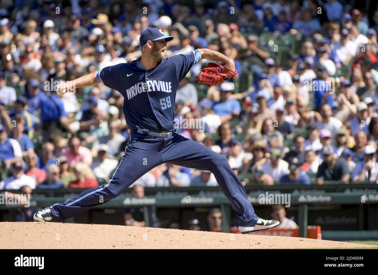 Chicago, USA. 17.. Juni 2022. Der Chicago Cubs Relief Pitcher Chris Martin (58) wirft am Freitag, den 17. Juni 2022, beim achten Inning auf dem Wrigley Field in Chicago gegen die Atlanta Braves. Foto von Mark Black/UPI Credit: UPI/Alamy Live News Stockfoto