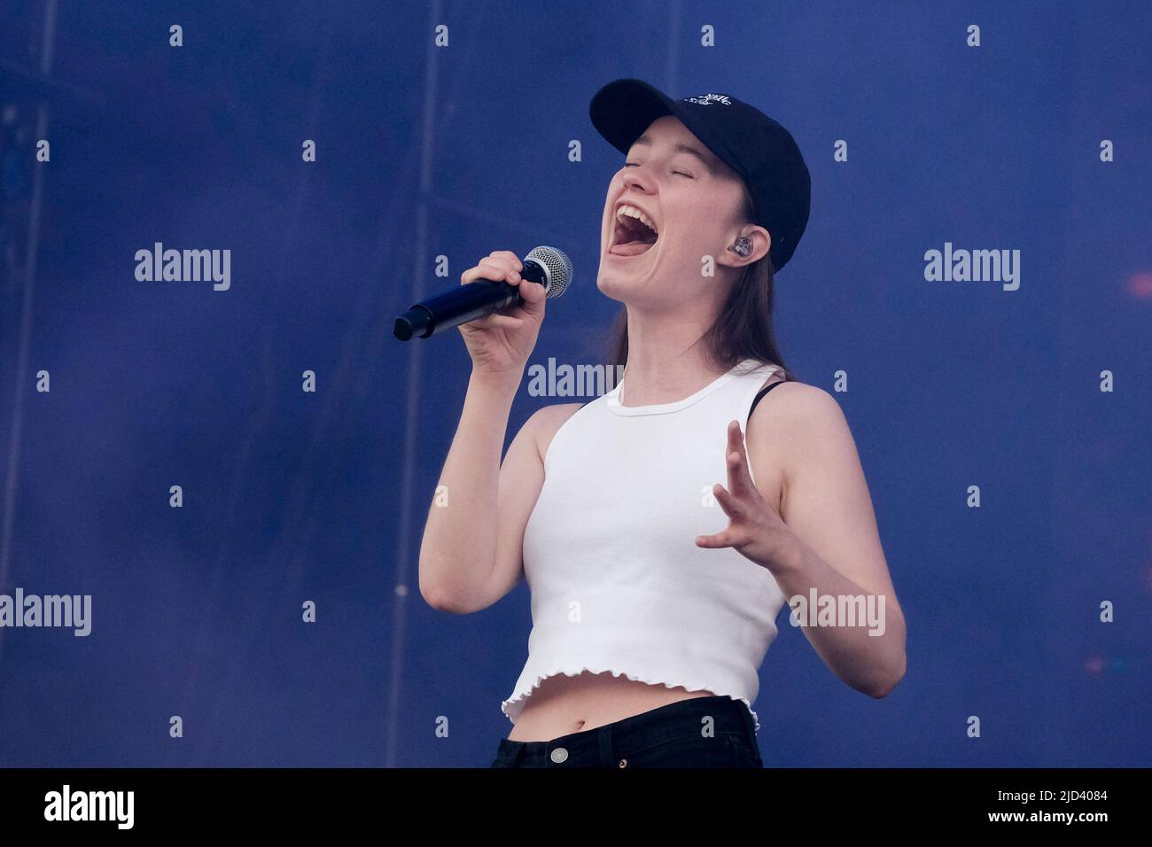 Newport, Großbritannien. 17.. Juni 2022. Die norwegische Singer Songwriterin und Scandipop-Künstlerin Sigrid Solbakk Raabe, norwegische Charts Nummer eins und Nummer zwei in den britischen Albumcharts, tritt live auf der Bühne des Isle of Wight Festivals auf. Kredit: SOPA Images Limited/Alamy Live Nachrichten Stockfoto