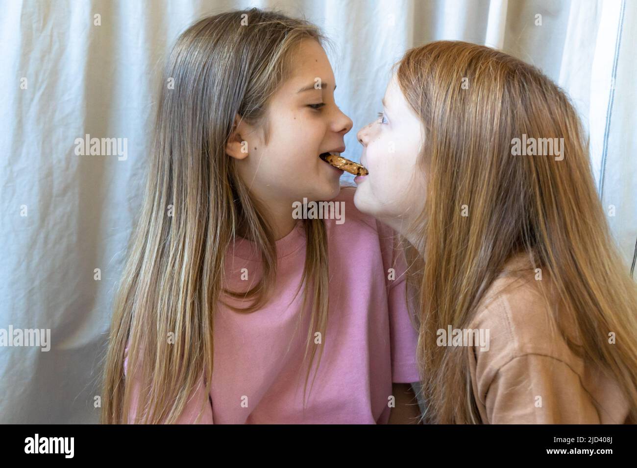 Schöne Kinder küssen und spielen zusammen.das Konzept der gemeinsamen Zeitvertreib und Beziehungen. Vorderansicht. Stockfoto