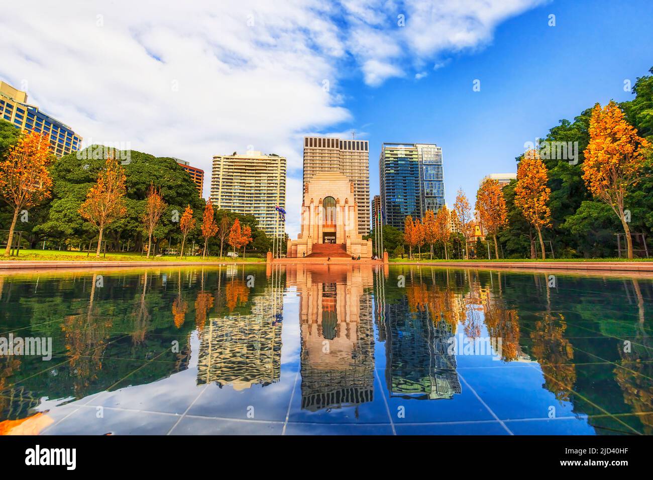 Pool mit Standwasserbrunnen im Hyde Park von Australien, umgeben von Wohnhochhäusern. Stockfoto