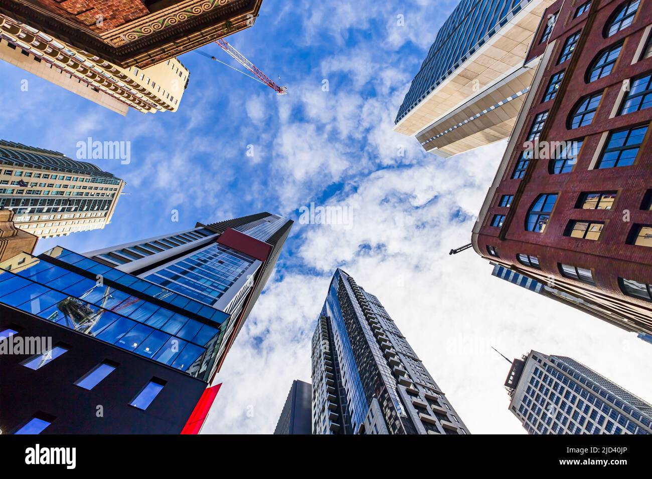 Blick von unten auf die hohen Hochhäuser in der Innenstadt von Sydney, CBD, vor blauem Himmel an einem sonnigen Tag. Stockfoto