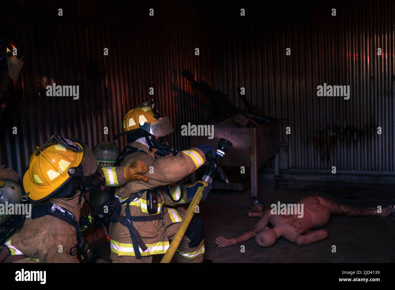 Mitglieder der 110. Wing Civil Engineering Squadron, Battle Creek Air National Guard Base, Michigan, trainieren zusammen mit lokalen japanischen Feuerwehrleuten während des Einsatzkampfes der CE Squadron (DFT) mit einem simulierten Gebäudebrand auf der Yakota Air Base, Japan, 14. Juni 2022. Das DFT-Programm bietet wertvolle Schulungsmöglichkeiten, die normalerweise nicht in Heimstationen-Szenarien verfügbar sind, und ermöglicht es Airmen, an Geräten zu trainieren, die sie wahrscheinlich während eines Einsatzes betreiben, aber möglicherweise nicht an ihrem Heimatstandort haben. (USA Foto der Air National Guard von Senior Airman Ryan Bishop) Stockfoto