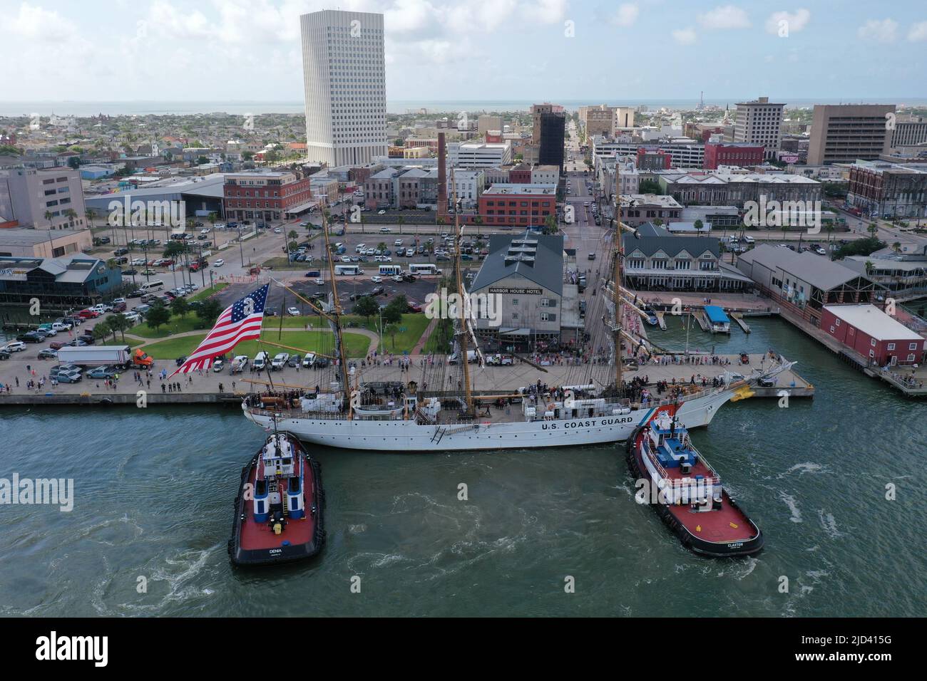 Der US-Küstenwache-Cutter Barque Eagle mooriert am Pier 21 in Galveston, Texas, nachdem er den Galveston-Kanal am 10. Juni 2022 durchqueren hatte. Der Eagle, der an der Coast Guard Academy in New London, Connecticut, untergebracht ist, wird als Trainingsplattform für zukünftige Küstenwache-Offiziere genutzt und besuchte Galveston, Texas, zum ersten Mal seit 1972. (USA Foto der Küstenwache, mit freundlicher Genehmigung von Clean Gulf Associates) Stockfoto