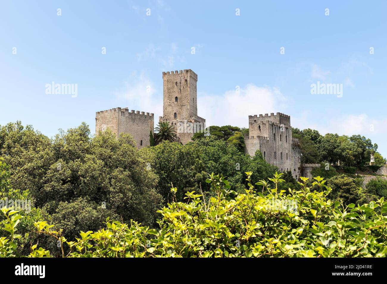 Panorama-Sehenswürdigkeiten von Di Balio Towers (Torri di Balio) in Erice, Provinz Trapani, Sizilien, Italien. Stockfoto