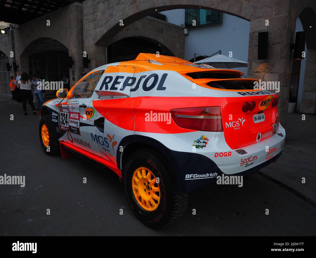Der BMW-Rennwagen Nr. 324 von Isidre Esteve, Rollstuhlfahrer, und Txema Villalobos bei der Vorstellung des Rallye-Teams Dakar 2019 Repsol im Swiss Hotel in Lima. Stockfoto
