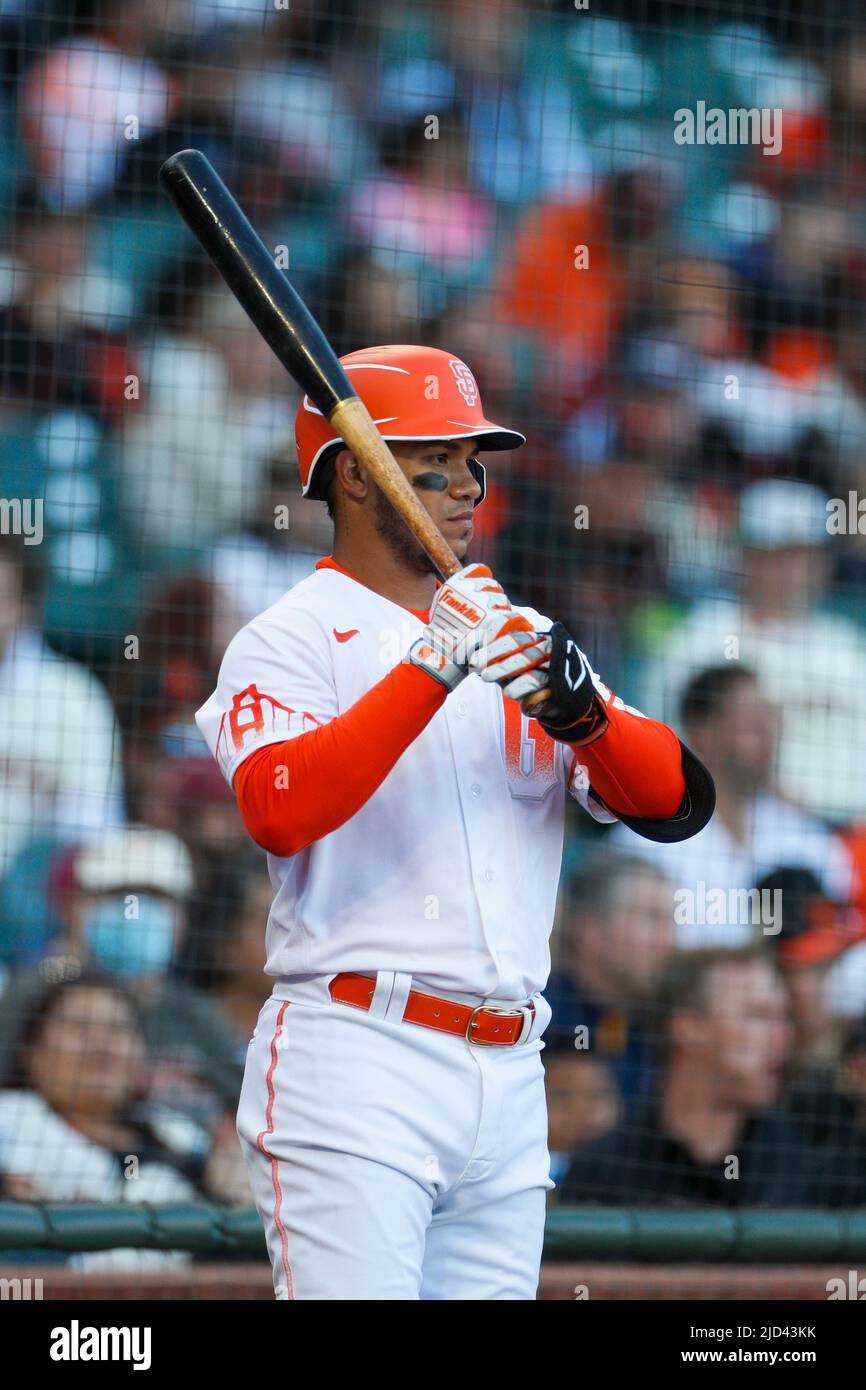 San Francisco Giants, zweiter Baseman, Thaaro Estrada (39), wartet an Deck während eines MLB-Spiels in der regulären Saison gegen die Kansas City Royals, Dienstag, den 1. Juni Stockfoto