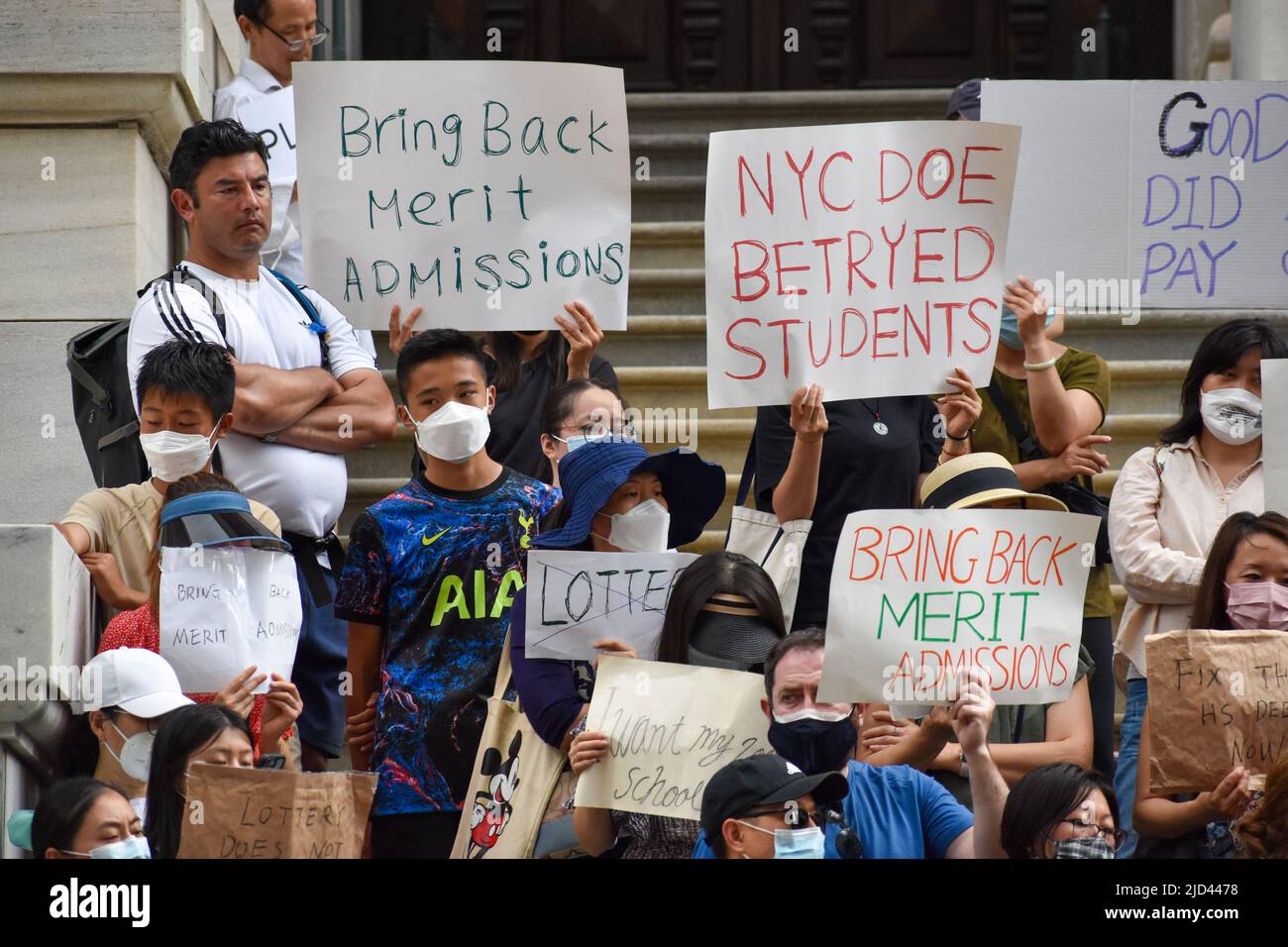 New York, USA. 17.. Juni 2022. Hunderte von Studenten und besorgten Eltern versammelten sich im Gebäude des Bildungsministeriums von NYC in Lower Manhattan, um das System für die Zulassung der Leistungsbasis für die High School zu fordern. (Foto von Ryan Rahman/Pacific Press) Quelle: Pacific Press Media Production Corp./Alamy Live News Stockfoto