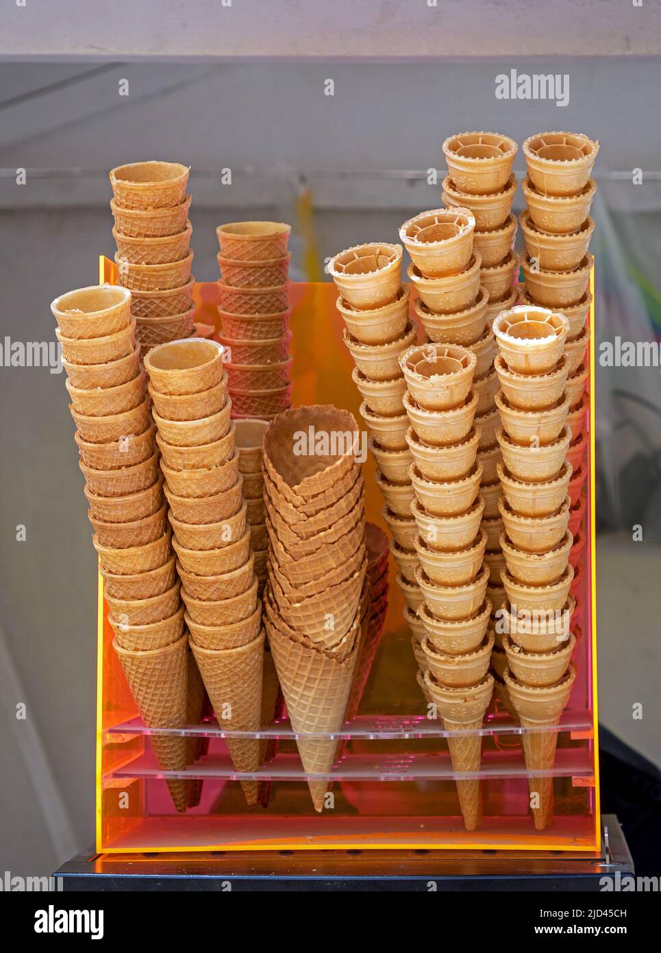 Stapel Eiscremesuppe Waffelkegel am Marktstand Stockfoto