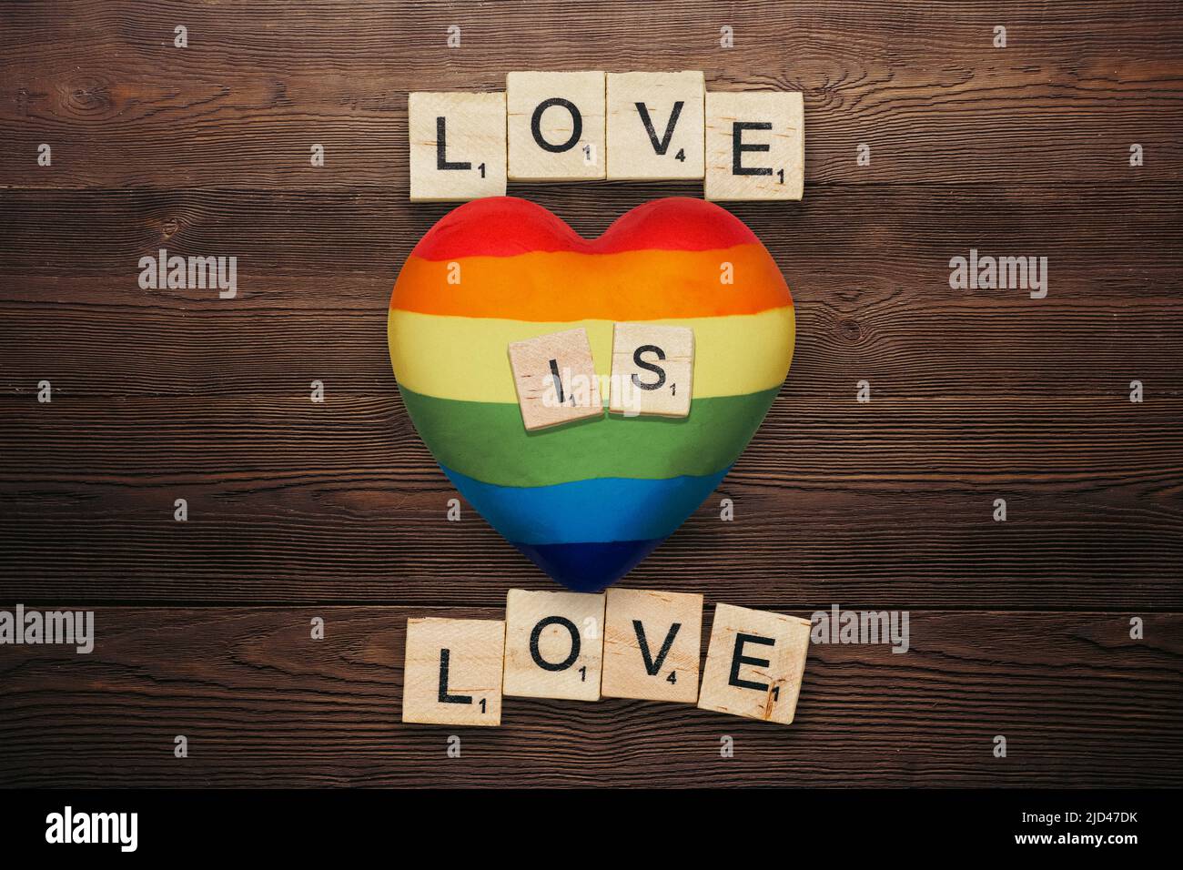 Liebe ist Liebe. Inspirierendes Foto von Gay Pride mit Herzform und Schriftzug im Regenbogenspektrum. Das Homosexualitäts-Emblem-Konzept der LGBTQ+-Rechte. Stockfoto