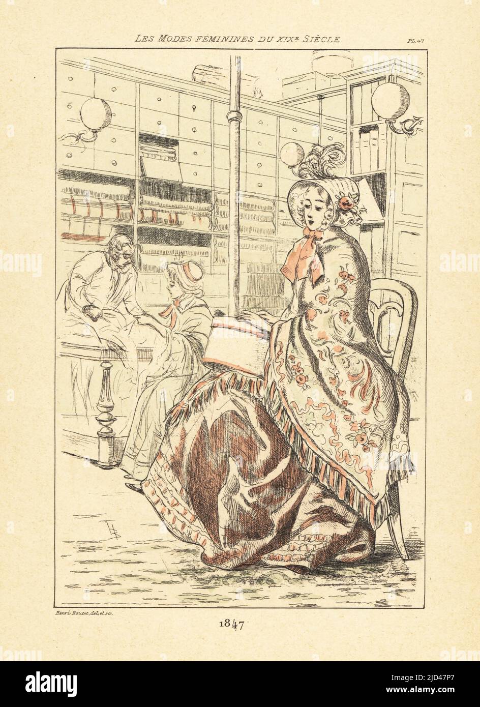 Modische Frau mit Hutbox, die in einem Milliners sitzt, Paris, 1847. Sie trägt eine Haube, einen bestickten Schal und ein luxuriöses Kleid. Eine Kundin untersucht Stoffe auf einem Tisch hinter ihr. Handkolorierte Trockenpunkt- oder pointe-Seche-Radierung von Henri Boutet aus Les Modes feminines du XIXeme Siecle (Weibliche Mode des 19.. Jahrhunderts), Ernest Flammarion, Paris, 1902. Boutet (1851-1919) war ein französischer Künstler, Kupferstecher, Lithograph und Designer. Stockfoto
