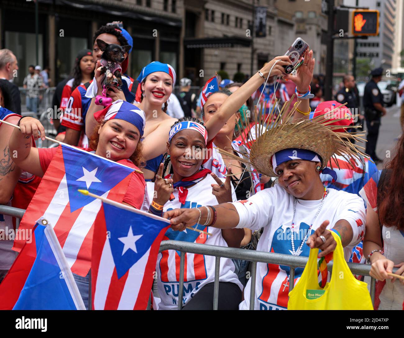 New York, New York - 12. Juni 2022 : die jährliche Parade zum Puerto-ricanischen Tag 65. fand auf der Fifth Avenue in New York City statt Stockfoto