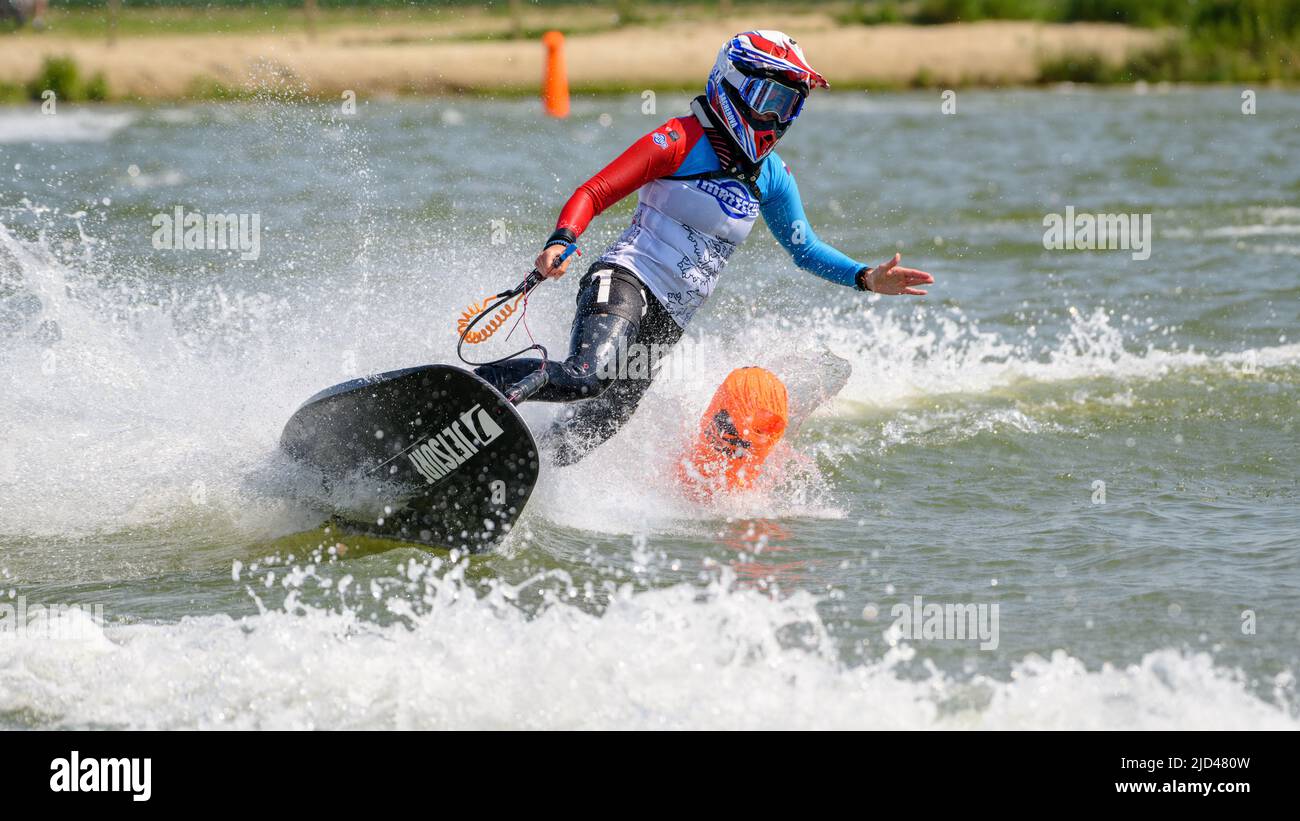 UIM MOTOSURF WORLDCUP 2021 in Deinze, Belgien, während der ersten Session, Teilnehmer Kurvenfahrt mit Geschwindigkeit und Erstellen von viel Spray. Stockfoto