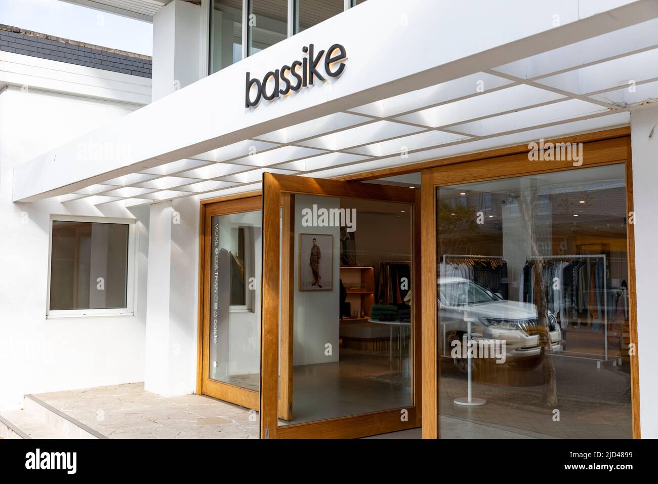 Australische Modemarke Bassike, Einzelhandelsgeschäft in Avalon Beach Sydney, Australien, sie haben auch ein Geschäft in Mosman Stockfoto