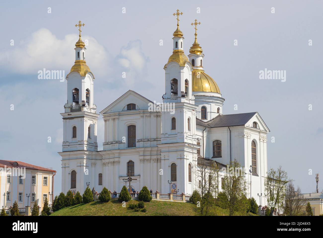 VITEBSK, WEISSRUSSLAND - 02. MAI 2019: Kathedrale der Heiligen Dormition am 1. Mai Stockfoto