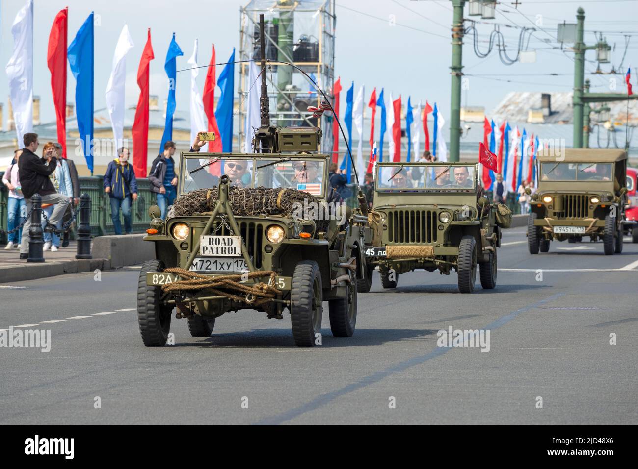 SANKT PETERSBURG, RUSSLAND - 25. MAI 2022: Militärische Retro-Fahrzeuge von Willys MB auf der Parade der Retro-Transport zu Ehren des City Day Stockfoto