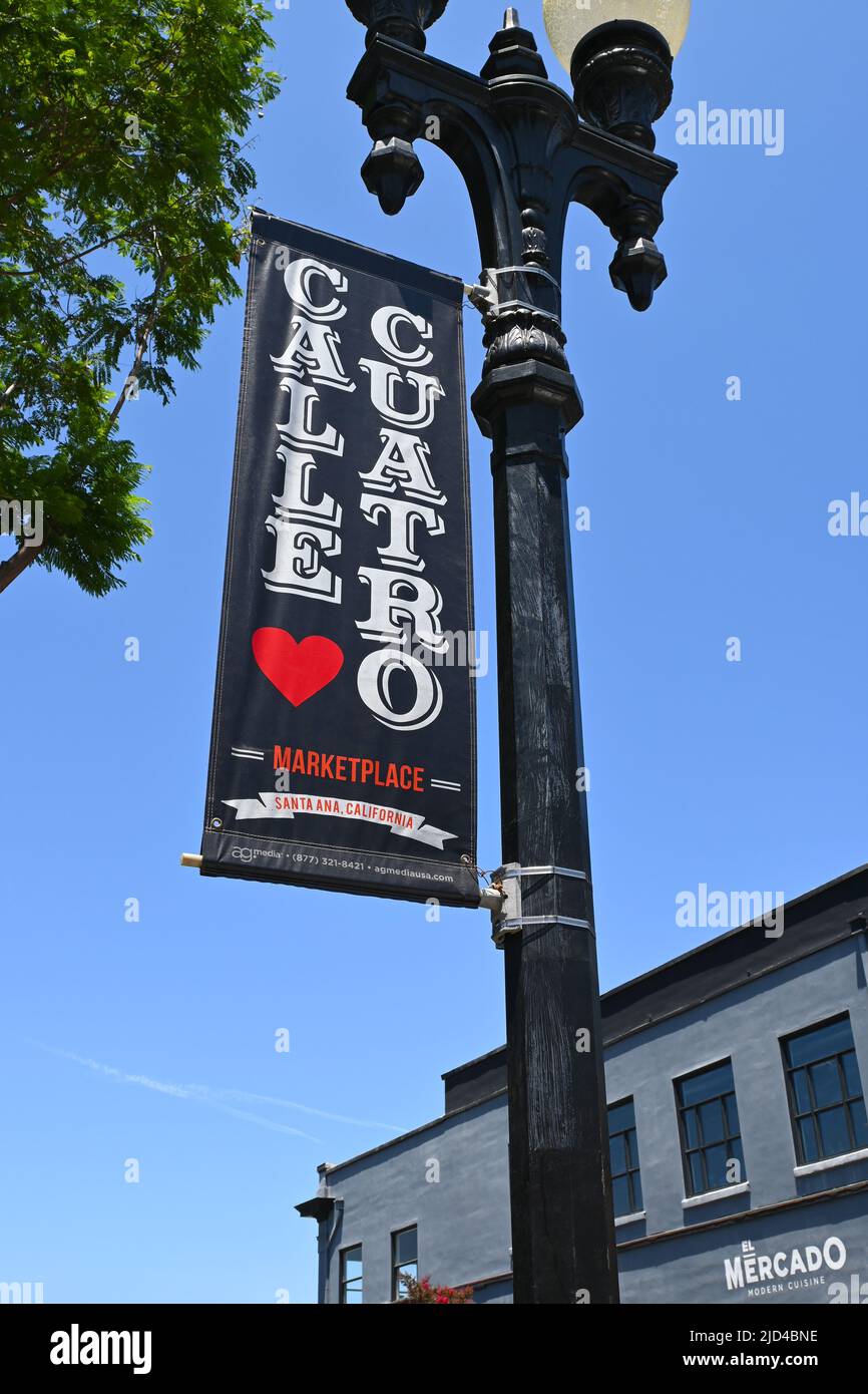 SANTA ANA, KALIFORNIEN - 17 JUN 2022: Banner des Calle Cuatro Marketplace im historischen Stadtzentrum von Santa Ana Stockfoto