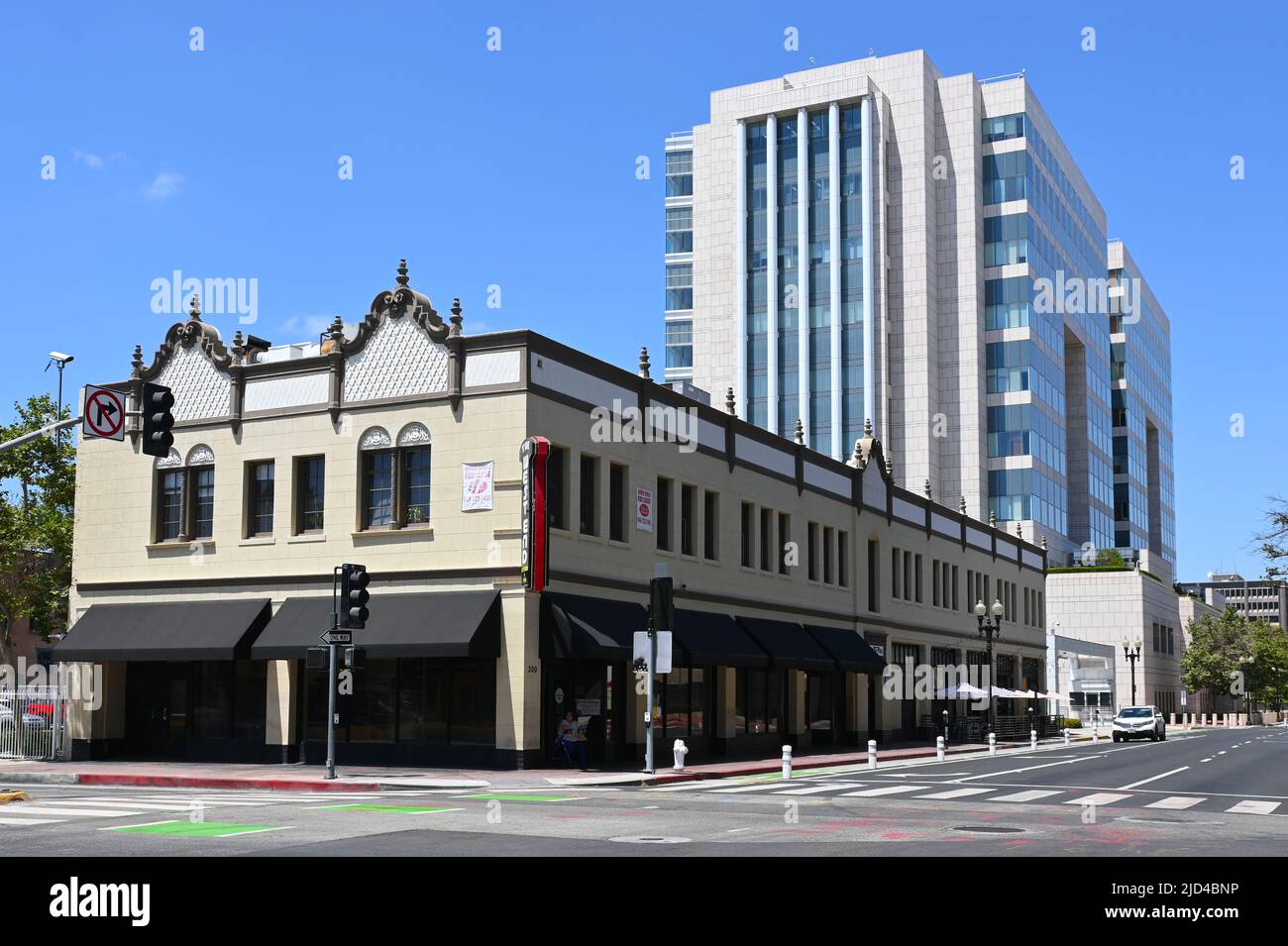 SANTA ANA, KALIFORNIEN - 17. JUNI 2022: Das historische Knights of Pythias Building mit dem Ronald Reagan Federal Courthouse Stockfoto