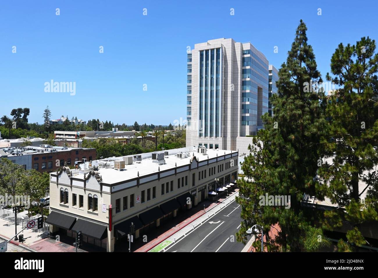 SANTA ANA, KALIFORNIEN - 17 JUN 2022: Das historische Knights of Pythias Building mit dem Ronald Reagan Federal Courthouse aus einem hohen Winkel Stockfoto