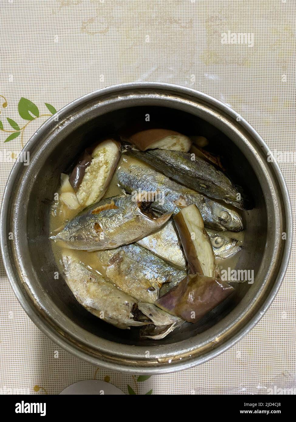 Foto von Inun unan oder gekochtem eingelegten Fisch, der mit Essig, Auberginen, Gemüse, Salz und Gewürzen auf einer Sauce Pfanne serviert wird, die ein einheimischer Filipino ist Stockfoto