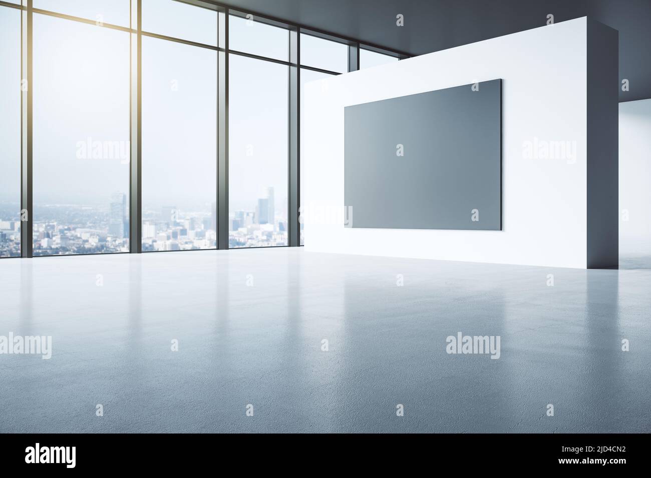 Perspektivische Ansicht auf leerem schwarzen Poster auf Lichttrennwand in leerer geräumiger Galerie-Halle mit glänzendem Betonboden und Blick auf die Stadt aus dem riesigen Fenster. 3D Stockfoto