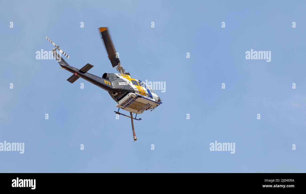 Athen, Griechenland, 4. Juni 2022: Ein Hubschrauber vom Typ McDermott Aviation Bell 214B wird in einem Waldfeuer auf dem Hymettus-Berg in der Nähe des Vororts Glyfada in Athen eingesetzt Stockfoto