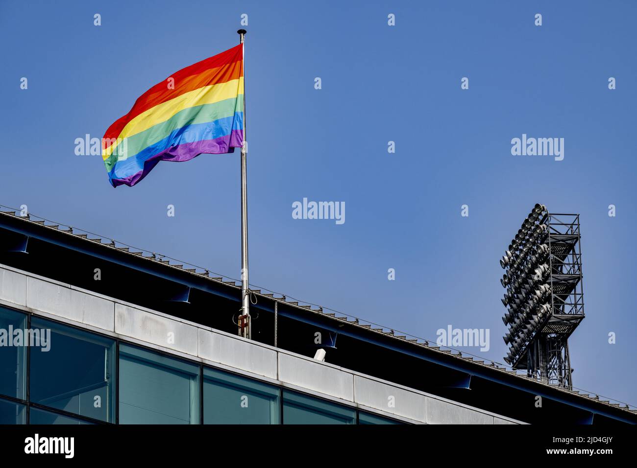 Rotterdam, Niederlande. 18.. Juni 2022. 2022-06-18 09:19:18 ROTTERDAM - die Regenbogenfahne fliegt auf dem Maasgebouw nahe dem Feyenoord Stadium als Teil des Rosa Samstags. Der Pink Saturday ist ein jährliches nationales Ereignis, das der Emanzipation der LGBTQ+-Gemeinschaft mit einem marsch, einem Informationsmarkt und Auftritten gedenkt. ANP ROBIN UTRECHT netherlands Out - belgium Out Credit: ANP/Alamy Live News Stockfoto