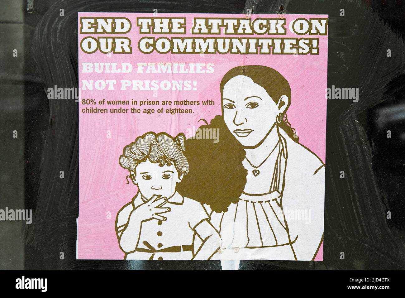 Beendet den Angriff auf unsere Gemeinden! Politisches Plakat mit Weizenpaste in Chinatown in New York City, Vereinigte Staaten von Amerika. Stockfoto