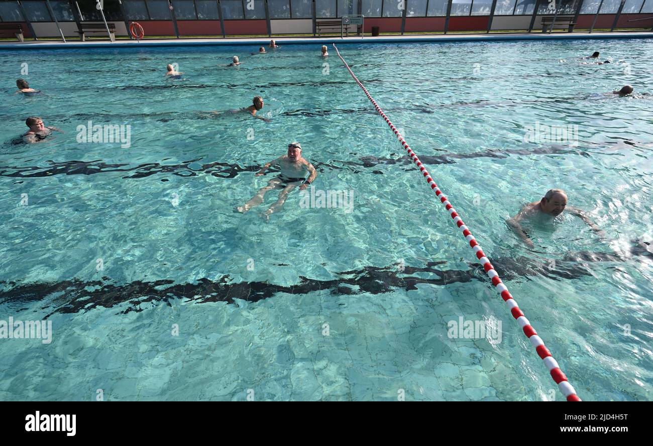 Weener, Deutschland. 18.. Juni 2022. Viele Schwimmer im Freischwimmbad Friesenbad können dank Fernwärme ab acht Uhr in den Pool eintreten. Die Wassertemperatur beträgt kontinuierlich 29 Grad. Quelle: Lars Klemmer/dpa/Alamy Live News Stockfoto