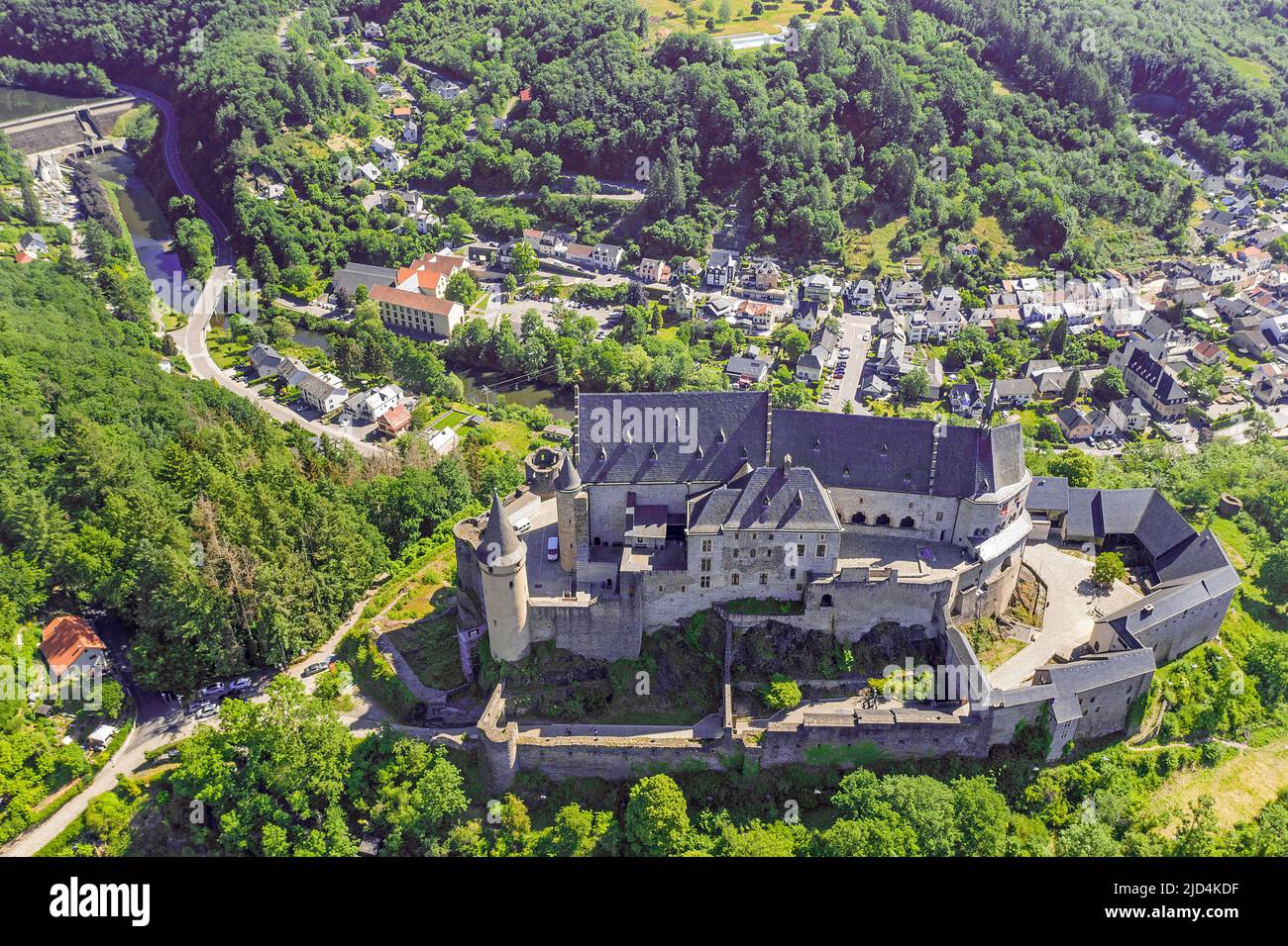 Luftaufnahme von Schloss Vianden, Kanton Vianden, Großherzogtum Luxemburg, Europa Stockfoto
