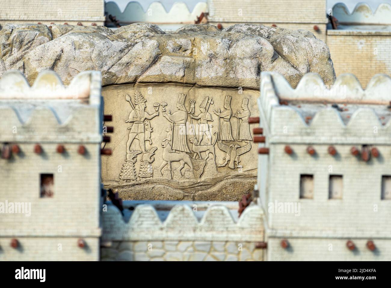 Hittiten-Schnitzereien am Yazilikaya-Felstempel im Miniatürk-Park von Istanbul, Türkei. Stockfoto