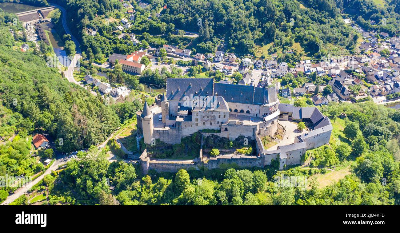 Luftaufnahme von Schloss Vianden, Kanton Vianden, Großherzogtum Luxemburg, Europa Stockfoto