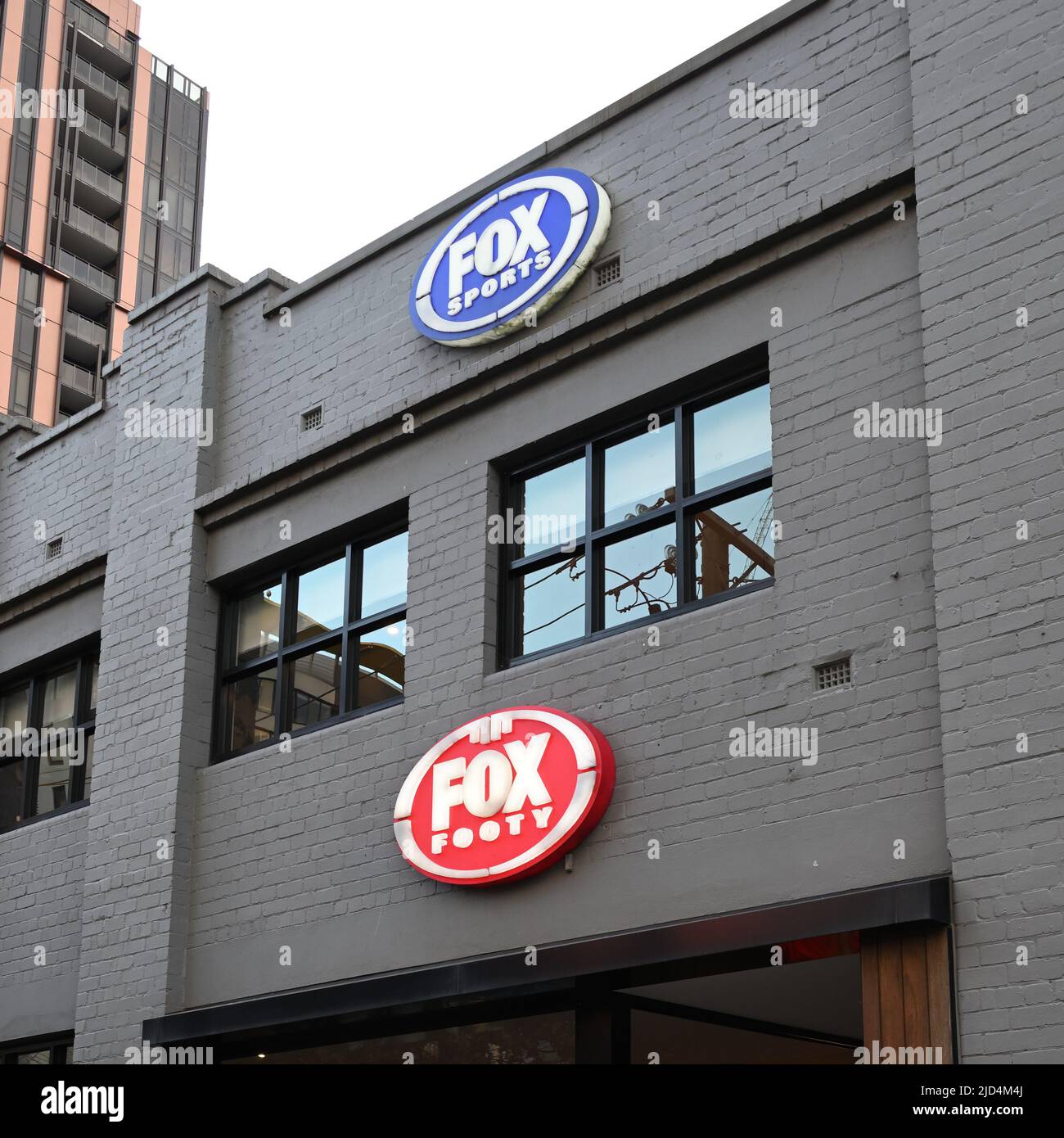 Beleuchtete Fox Sports- und Fox Footy-Logos über dem Eingang zu den Melbourne Studios beider Kabel-TV-Sportsender Stockfoto