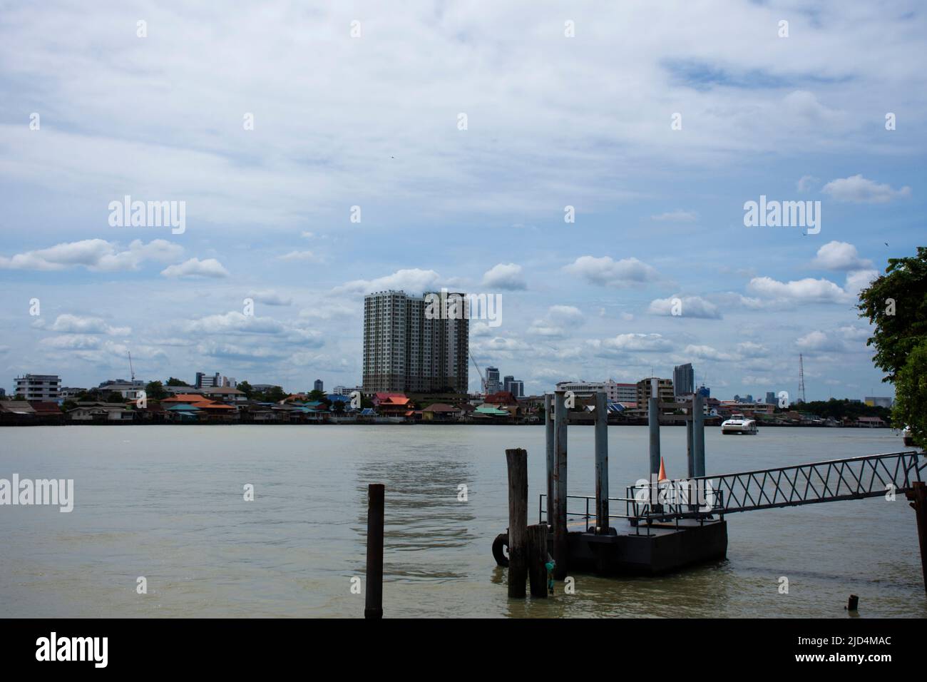 Landschaft ansehen Stadtbild Vintage House Retro-Haus und modernes Gebäude und Lebensstil der thailänder am chao phraya Flussufer und Hafen von Wa Stockfoto