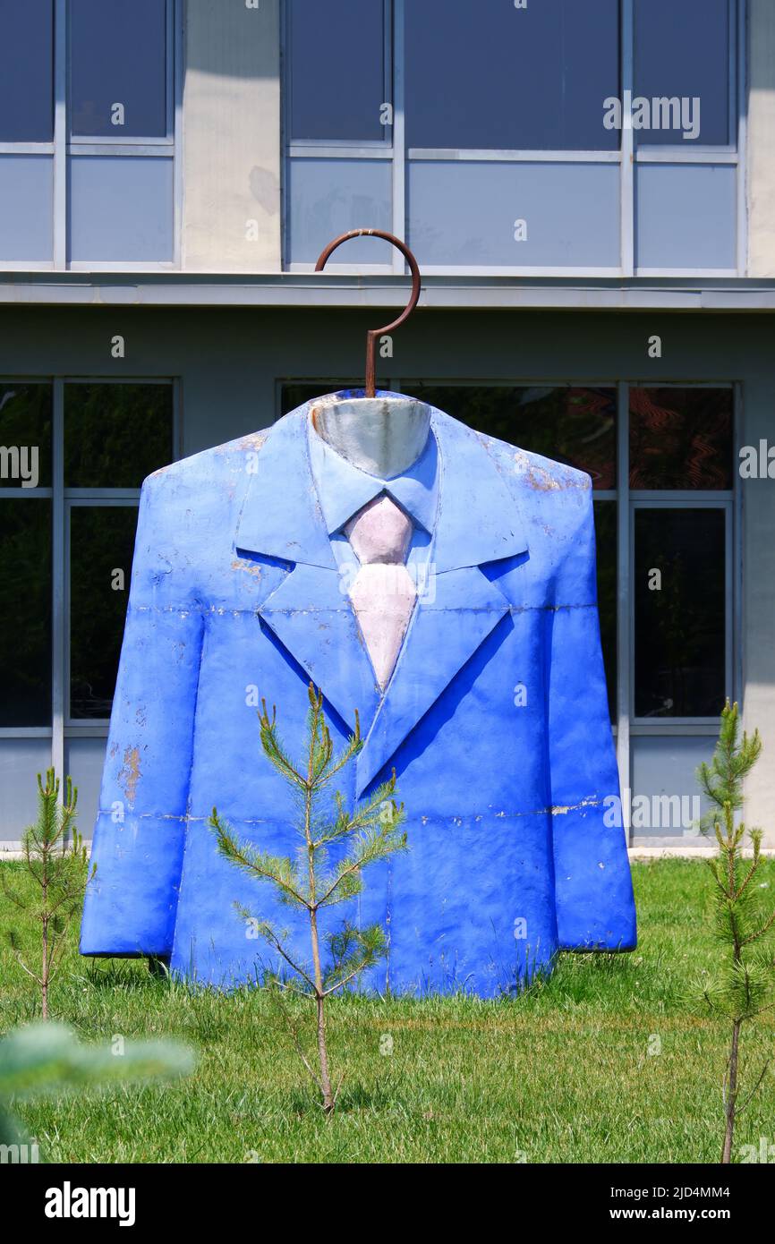 Statue des Anzugoberteil mit blauer Jacke, Hemd und Krawatte im Garten der Designfakultät an einem sonnigen Tag Stockfoto