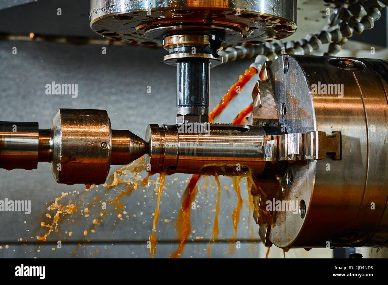 Drehmaschine arbeitet mit Metallteil in der Werkstatt Stockfoto