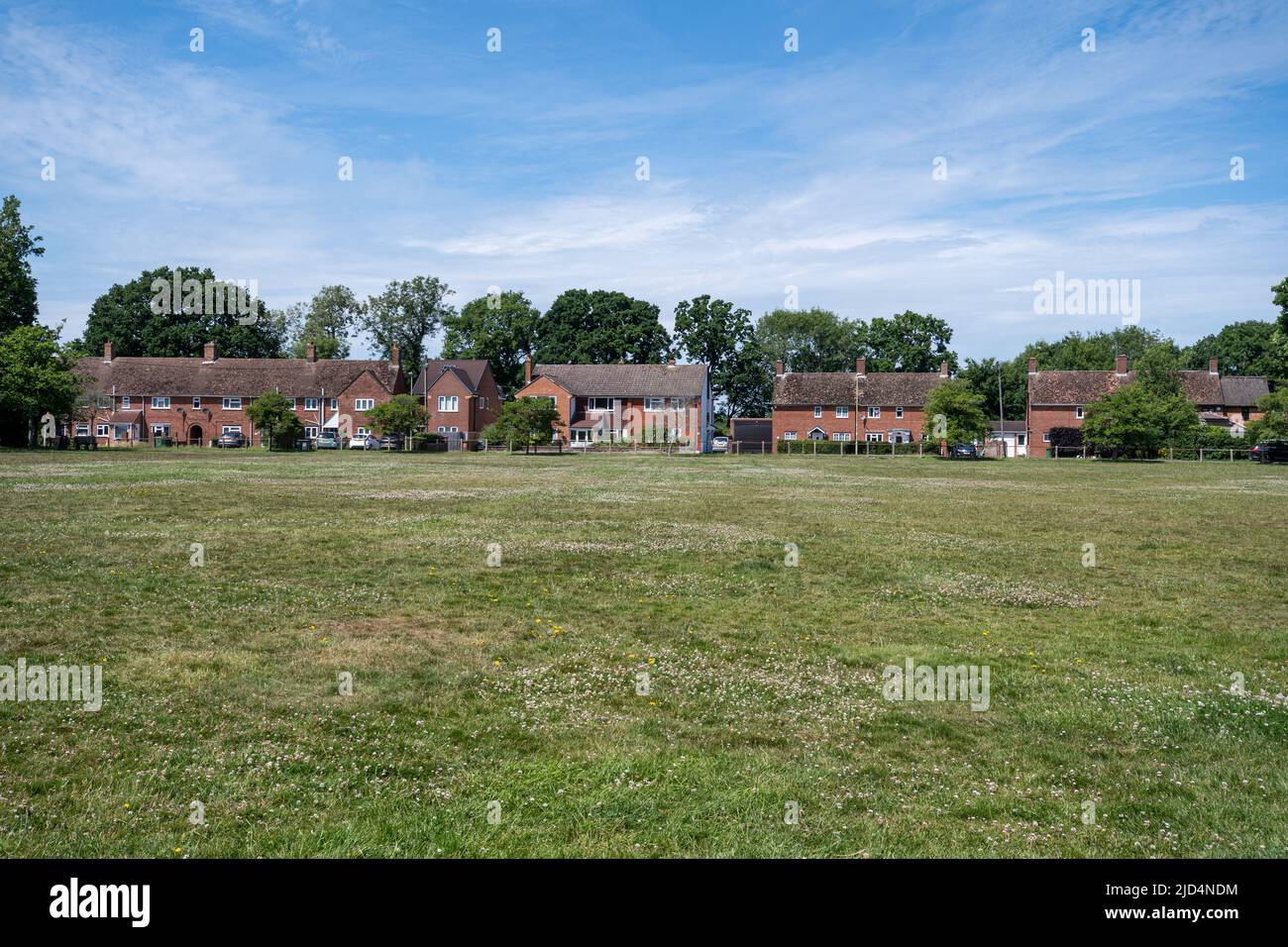 The Green in Tadley, Hampshire, England, Großbritannien mit Häusern oder Grundstücken Stockfoto