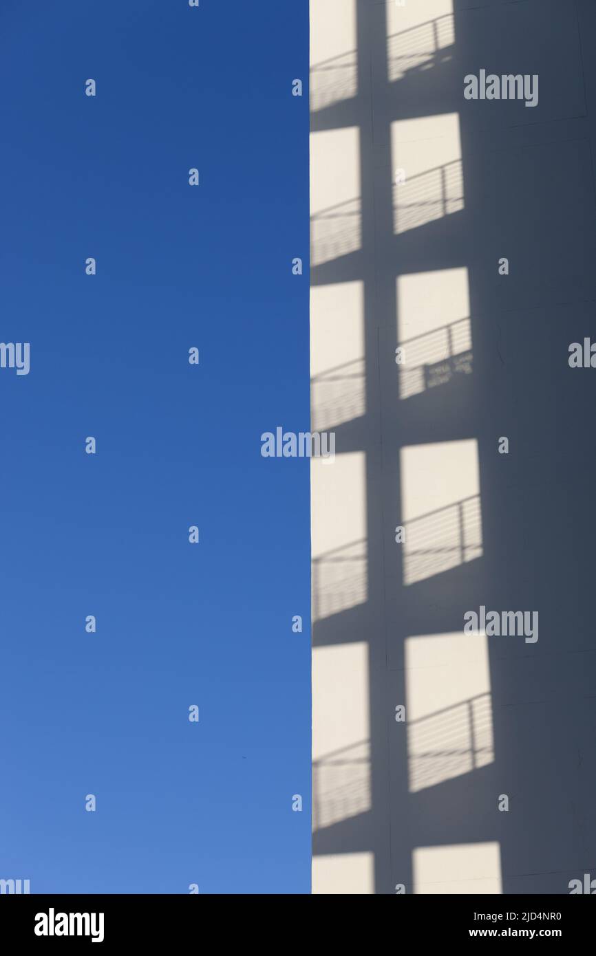 Abstraktes Foto eines Seitenprofils einer Wohnung. Schattenwurf aus einem Nachbargebäude. Stockfoto