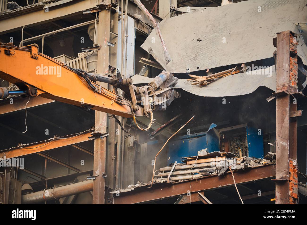 Hydraulische Scheren auf Rigging demolieren Industriegebäude Stockfoto