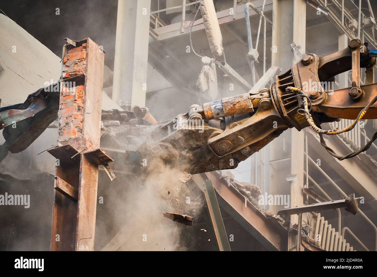 Hydraulische Scheren auf Rigging demolieren Industriegebäude Stockfoto