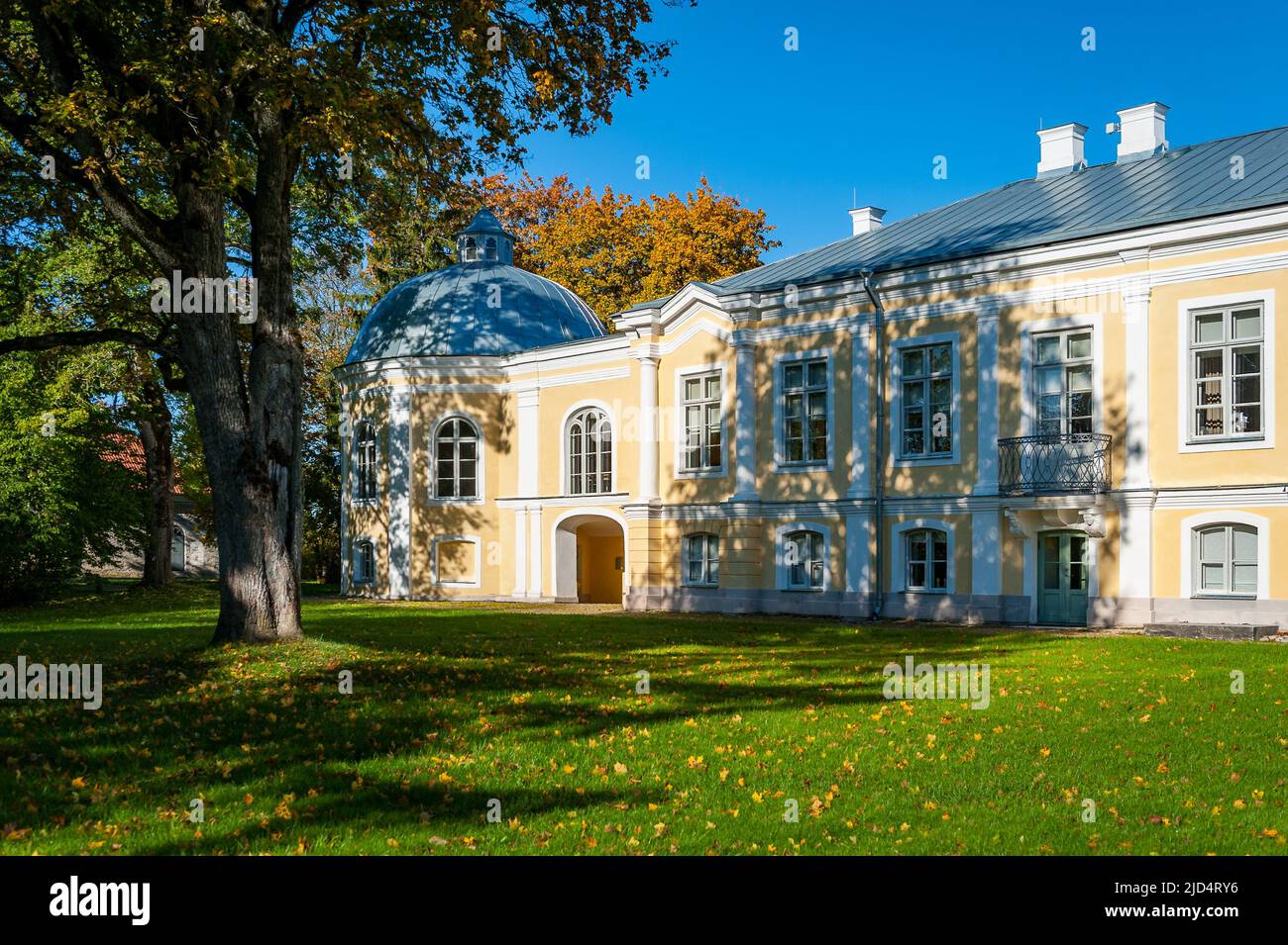 Das sonnige Herbstwetter zog Touristen und Besucher an, das wunderschöne Herrenhaus Vääna in Estland zu genießen. Erbaut im 18.. Jahrhundert. Im Hauptgebäude befindet sich jetzt ein Scho Stockfoto