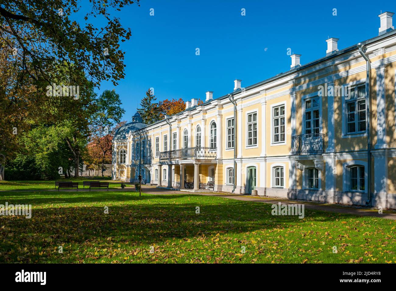 Das sonnige Herbstwetter zog Touristen und Besucher an, das wunderschöne Herrenhaus Vääna in Estland zu genießen. Erbaut im 18.. Jahrhundert. Im Hauptgebäude befindet sich jetzt ein Scho Stockfoto